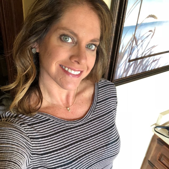 Meet your Posher, Lori - Picture 2 of 6